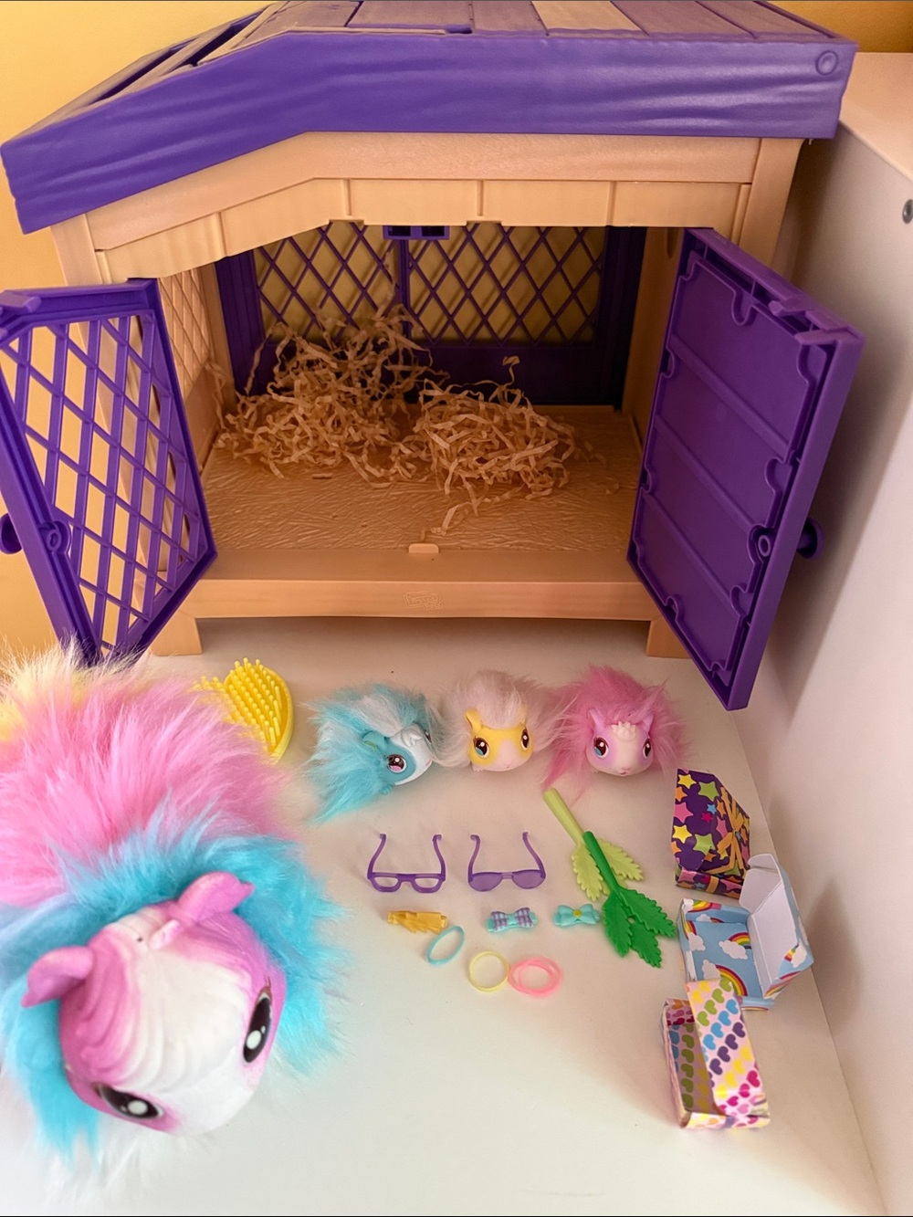 Little live pets guinea pig mama surprise rainbow